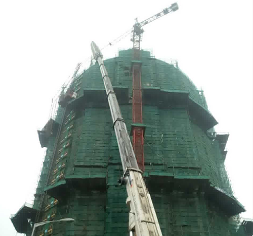 铁力吊车在工地上作业